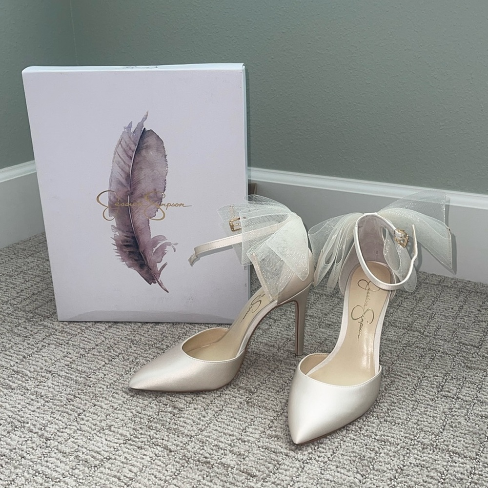 BRAND NEW WITH BOX - JESSICA SIMPSON BRIDAL BOW OFF WHITE HEELS 6.5M (37)